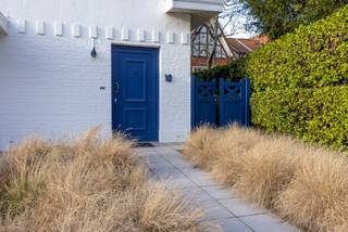 <p><strong>Charmante woning in het centrum van Dilbeek</strong></p>
<p>Deze aangename woning is ideaal gelegen in het centrum van Dilbeek, op wandelafstand van het park, horecagelegenheden, openbaar vervoer en met een vlotte verbinding naar Brussel.</p>
<p>Bij het betreden van de woning kom je in de inkomhal met praktische bergruimte onder de trap. De zeer gezellige leefruimte straalt warmte en comfort uit en is uitgerust met een elektrische sfeerhaard. Aansluitend bevindt zich de afzonderlijke, volledig ingerichte keuken. De badkamer is functioneel ingericht met twee lavabo’s, een douche en een toilet.</p>
<p>De woning geeft uit op een pergola en een praktische wasplaats. Daarnaast is er een ruim terras met uitzicht op de mooie en onderhoudsvriendelijke tuin, waar je in alle rust en privacy kan genieten. De tuin is bovendien ook bereikbaar via een handig zijpoortje.</p>
<p>Op de eerste verdieping bevinden zich twee ruime slaapkamers, deels voorzien van ingebouwde kasten, en een aparte bureauruimte of kinderkamer. Momenteel is er een traplift aanwezig, die naar wens van de koper kan behouden blijven of verwijderd worden.</p>
<p>De zolder, bereikbaar via een uittrekbare trap, biedt extra opbergmogelijkheden.</p>
Verder beschikt de woning over een garage voor één wagen met automatische poort en twee autostaanplaatsen voor de woning.<br /><br />Extra troeven:<br />
<ul>
<li>10 zonnepanelen</li>
<li>Rolluiken (elektrisch én manueel)</li>
<li>Alarmsysteem</li>
<li>Dak vernieuwd in 2007</li>
</ul>
<p>EPC: D (geen renovatieplicht).</p>
<p><strong>Interesse in deze charmante en goed gelegen woning?</strong> <br />Plan vandaag nog jouw bezoek via de website van Living Stone!</p>