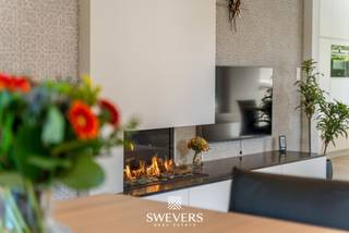 Voor meer info en foto’s, surf naar www.swevers.be – In de rustige en groene omgeving van Dool (Helchteren) ligt deze ruime, instapklare open bebouwing op een perceel van 1.074 m². De woning, gebouwd in 1980 en grondig gerenoveerd in 2020, biedt een bewoonbare oppervlakte van maar liefst 279 m² en combineert comfort met functionaliteit. U betreedt de woning via een inkomhal met gastentoilet. De lichtrijke leefruimte van ca. 40 m² sluit aan op een moderne, volledig uitgeruste open keuken van ca. 20 m² met zicht op de tuin. Op het gelijkvloers bevinden zich drie slaapkamers (18 m², 15 m² en 12 m²) en een badkamer met bad en douche. Verder is er een praktische berging/wasplaats en een ruime kelder.<br />Op de verdieping vindt u een vierde slaapkamer (18 m²) en twee ruime zolders (samen ca. 46 m²) met potentieel voor extra kamers, bureau of hobbyruimte. De woning beschikt verder over een kelder van 40 m² en een vrijstaande dubbele garage van 35 m². De zuidoost gerichte tuin biedt veel privacy en een open zicht op groen en agrarisch gebied. Extra troeven zijn zonnepanelen, nieuwe ramen, een condensatieketel, airco en conforme elektriciteit. Rustig gelegen, met scholen, winkels en openbaar vervoer in de buurt en een vlotte verbinding naar de snelweg. Voor meer informatie, bel 011 255 155. Bron bewoonbare oppervlakte: EPC – verslag.