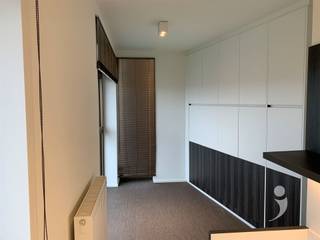 <p><span> </span></p><p><span>Moderne kamer gelegen in studentenresidentie Woods, vlakbij het Belle-Vue park. </span></p><p><span>De residentie is gelegen op een boogscheut van het centrum van Leuven, op wandelafstand van het station en nabij verschillende campussen.</span></p><p><span> </span></p><p><span>De kamer is voorzien van een uitklapbaar tweepersoonsbed (140cm x 200cm - matras niet incl.), ingebouwde kleerkasten, waardoor er meer dan voldoende opbergruimte is. De kamer heeft ook een ingebouwde bureau met  boekenplank en persoonlijke frigo met vriesvak. Verder beschikt de kamer over een persoonlijke badkamer met douche, lavabo en toilet.</span></p><p><span>De fietsenstalling is bereikbaar met de lift of via de trappenhal.</span></p><p><span> </span></p><p><span>Per verdieping zijn er twee keukens, die gedeeld worden met maximaal 10 personen. De keukens zijn voorzien van een oven, microgolf, vitro-keramische kookplaat, eettafel, wastafels en een persoonlijke opbergkast die op slot kan. Elke keuken heeft ook zijn eigen terras.</span></p><p><span> </span></p><p><span>Er is ook een gemeenschappelijke ontspanningsruimte met televisie, zetels, tafels en een kickertafel. Verder is er ondergronds nog een afsluitbare fietsenstalling, afvallokaal en een wasplaats met wasmachine en droogkast. </span></p><p><span> </span></p><p><span>De prijs bedraagt €630/maand exclusief  provisie nutsvoorzieningen (50 euro/maand)</span></p><p><span> </span></p><p><span>*De Foto's in de advertentie zijn van een gelijkaardige studentenkamer.</span></p><p><span> </span></p><p><span>Interesse? Contacteer ons via  </span><span><span>student@immolivit.be</span></span><span> </span></p><p><span> </span></p>