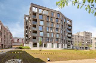 <p>Deze nieuwbouwappartementen met twee slaapkamers in het hart van Leuven bieden een zeldzame combinatie van comfort, licht en een groene woonomgeving. In Burenberg woon je langs de Brusselsestraat, op wandelafstand van het bruisende centrum, maar toch met de rust van een stijlvolle stadssite rondom je.</p><p>De appartementen zijn ontworpen voor wie ruim, praktisch en aangenaam wil wonen. Grote glaspartijen zorgen voor veel natuurlijk licht en brengen het groen van de parktuin visueel naar binnen. De leefruimtes voelen open en rustig aan, met plaats voor een gezellige zithoek, een eetruimte en een keuken die volgens jouw woonstijl kan worden ingericht.</p><p>De twee slaapkamers maken deze appartementen geschikt voor verschillende woonwensen. Denk aan een volwaardige hoofdslaapkamer, een extra kamer voor logees, een bureau of een hobbyruimte. Zo groeit het appartement mee met jouw manier van leven, zonder overbodige complexiteit.</p><p>Buiten vormt de parktuin het groene hart van Burenberg. Deze ruime stadstuin brengt rust in het project en creëert een aangename overgang tussen wonen in de stad en ontspannen in het groen. Afhankelijk van het gekozen appartement geniet je bovendien van mooie zichten op de Leuvense skyline, het park en het historische klooster op de site.</p><p>De ligging is zonder twijfel een grote troef. De Oude Markt, de Muntstraat, de Kruidtuin, Gasthuisberg, winkels, restaurants, cafés, diensten en sportfaciliteiten bevinden zich allemaal op korte afstand. Je woont centraal, maar niet midden in de drukte. Dat maakt Burenberg bijzonder interessant voor wie Leuven echt wil beleven, zonder in te boeten op woonkwaliteit.</p><p>Er zijn nog vier appartementen beschikbaar in dit gegeerde nieuwbouwproject. Zoek je een energiezuinig nieuwbouwappartement met twee slaapkamers in Leuven, op een sterke ligging en met een groene toets, dan is dit een kans die je best niet laat liggen. Neem gerust contact op voor meer informatie of een bezoek ter plaatse.</p>