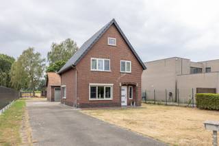 Ben je op zoek naar een vrijstaande op te frissen gezinswoning op een riant perceel? Dan is dit pand op een perceel van 14are 53ca precies wat je zoekt! <br />De woning is van het bouwjaar 1962, maar in 2022 werden reeds enkele belangrijke zaken aangepakt waaronder: dak vernieuwd en geïsoleerd, elektriciteit conform gemaakt, verwarming op gas geïnstalleerd, geverfd en voorziening voor zonnepanelen. Na 2000 werden ook de ramen reeds vernieuwd. <br /><br />LIGGING: <br />De woning is gelegen in Wijchmaal, dichtbij belangrijke voorzieningen zoals winkels, scholen, openbaar vervoer. Ideaal voor wie op zoek is naar een combinatie van rust en bereikbaarheid. De woning is landelijk gelegen waardoor je achter op het groen uitkijkt. <br /><br />INDELING: <br />Gelijkvloerse verdieping:<br />- Inkomhal<br />- Ruime leefruimte<br />- Keuken <br />- Wasplaats<br />- Apart toilet<br />- Buitenberging<br />- Garages<br />- Stal<br /><br />Verdieping: <br />- 3 ruime slaapkamers <br />- Overloop<br />- Badkamer<br /><br />Kelder/Zolder: <br />De woning beschikt over een voorraadkelder, toegankelijk via de keuken. Daarnaast is er ook een zolder aanwezig in het hoofdgebouw, waarvan de toegangstrap recent vernieuwd werd. <br /><br />Tuin/Terras:<br />Grote tuin met aparte garage en achterliggende stal. <br /><br />EXTRA TROEVEN:<br />+ Elektriciteit conform (2048)<br />+ Zicht op weides <br />+ Geen renovatieplicht<br />+ Dak recent vernieuwd<br /><br />INTERESSE:<br />Wil je deze woning graag bezichtigen of wens je meer informatie? Neem contact met ons op en we helpen je dichtblij verder!