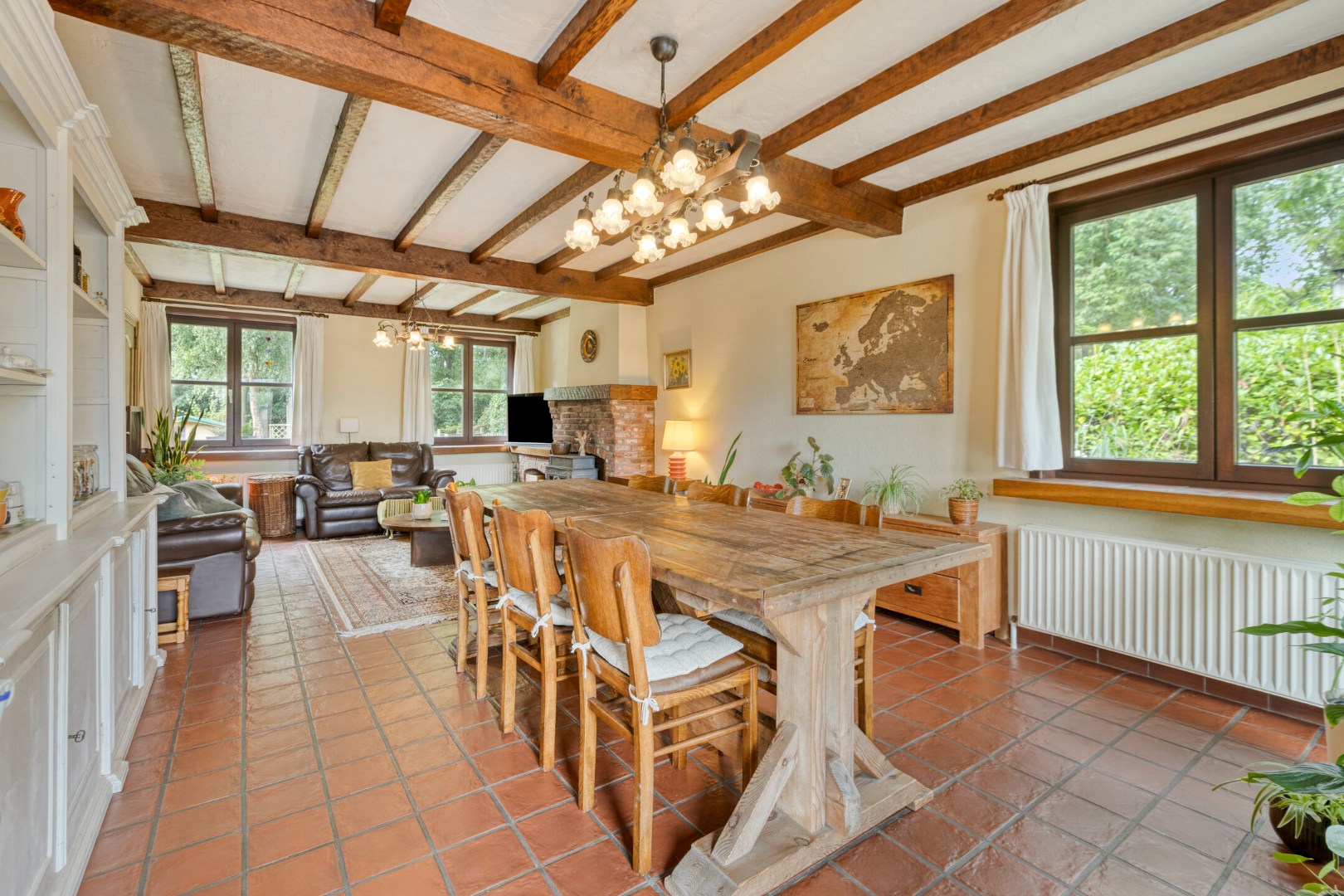 Ruime woning met 5 slpks gelegen op een rustige locatie met een vlotte verbinding naar de omliggende gemeenten ! - foto 5