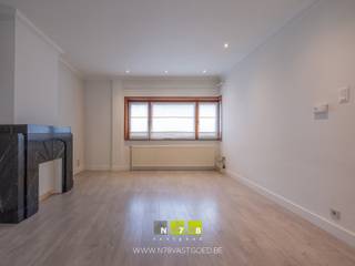 <strong>HALFVRIJSTAANDE WONING MET 3 SLAAPKAMERS OP EEN PERCEEL VAN 3A37CA TE MAASEIK.</strong><br /><br /><strong>TROEVEN</strong><br />- Ruime renovatiewoning met karakter en veel potentieel.<br />- Gelegen op wandel- en fietsafstand van het centrum van Maaseik.<br />- Winkels, scholen, ziekenhuis en openbaar vervoer binnen een straal van ca. 1 km.<br />- Veel bergruimte dankzij kelder, buitenberging en garage.<br />- Perceel bereikbaar via achterliggende weg.<br />- Garage.<br /><br /><strong>KELDERVERDIEPING</strong><br />Traphal (2,00m x 1,90m = 3,80 m²): betonvloer.<br />Berging (1,70m x 2,20m = 3,74 m²): betonvloer.<br />CV-ruimte (4,00m x 4,80m = 19,20 m²): CV-installatie stookolie, tank, betonvloer.<br /><br /><strong>GELIJKVLOERS</strong><br />Inkomhal (2,00m x 5,20m = 10,40 m²): trap naar eerste verdieping, tegelvloer.<br />Woonkamer (4,00m x 8,75m = 35,00 m²): laminaatvloer.<br />Keuken (2,60m x 4,45m = 11,57 m²): onder- en bovenkasten, oven, lades, vaatwasser, spoelbak, keramische kookplaat, dampkap, tegelvloer.<br />Berging (3,80m x 3,10m = 11,78 m²): aansluiting wasmachine en droogkast, apart toilet met lavabo, toegangdeur naar veranda, tegelvloer.<br />Veranda (5,80m x 2,80m = 16,24 m²): deur naar tuin, tegelvloer.<br /><br /><strong>VERDIEPING +01</strong><br />Overloop (3,00m x 2,40m = 7,20 m²): trap naar 2de verdieping, houten vloer.<br />Badkamer (2,70m x 2,60m = 7,02 m²): inloopdouche, badkamermeubel (lavabo, lades), hangtoilet, inbouwkasten, wandbetegeling, tegelvloer.<br />Slaapkamer 1 (3,50m x 4,00m = 14,00 m²): houten vloer.<br />Slaapkamer 2 (4,00m x 5,20m = 20,80 m²): houten vloer.<br />Dressing (2,00m x 2,70m = 5,40 m²).<br /><br /><strong>VERDIEPING +02</strong><br />Slaapkamer 3 (2,65m x 4,60m = 12,19 m²): novilon.<br />Polyvalente tussenruimte ((3,40m x 6,70m) + (2,50m x 2,00m) = 27,78 m²): tapijt.<br /><br /><strong>EXTERIEUR</strong><br />Buitenberging (1,70m x 2,10m = 3,57 m²).<br />Terras ((4,40m x 7,10m) + (2,50m x 2,60m) = 37,74 m²): beklinkerd.<br />Omheinde tuin.<br />Garage (4,45m x 7,45m = 33,15 m²): betonvloer.<br /><br /><strong>EXTRA INFORMATIE</strong><br />Dit pand kan onderhevig zijn aan de renovatieverplichting die door de Vlaamse overheid wordt opgelegd voor residentiële gebouwen. Alle informatie kunt u terugvinden via https://www.vlaanderen.be/een-woning-kopen/renovatieverplichting-voor-residentiele-gebouwen-vanaf-2023.<br /><br />Bekijkt u deze advertentie via een aanverwante vastgoedsite, surf dan zeker naar onze website www.N78vastgoed.be voor een uitgebreide beschrijving en foto's. Meer info: +32 (0)89 86 18 88 of info@N78vastgoed.be.