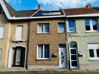 <p><span>Op zoek naar een instapklare woning met alle hedendaags comfort op een centrale ligging? Dan is deze gezellige rijwoning in Hamme zeker een bezoek waard!</span></p><p><span>Deze verzorgde woning beschikt over 3 slaapkamers, een volledig vernieuwde aanbouw uit 2022, zonnepanelen en een gunstig EPC-label B.<br />Bij het betreden van de woning komt u terecht in de gezellige leefruimte, die aansluit op de eetplaats. De vernieuwde aanbouw uit 2022 vormt een absolute meerwaarde en omvat een moderne, volledig uitgeruste keuken en een stijlvolle badkamer met ruime inloopdouche.<br />Op de eerste verdieping bevinden zich twee slaapkamers. De ingerichte zolderverdieping biedt een derde slaapkamer met een bijkomende sanitaire ruimte.<br />Buiten geniet u van een onderhoudsvriendelijk stadstuintje, ideaal om in alle rust te ontspannen of gezellig buiten te zitten.</span></p><p><span>Extra troeven van deze woning:</span></p><ul><li><span>3 slaapkamers</span></li><li><span>Volledig vernieuwde aanbouw in 2022</span></li><li><span>Moderne, ingerichte keuken</span></li><li><span>Vernieuwde badkamer met inloopdouche</span></li><li><span>Zonnepanelen</span></li><li><span>Energiezuinig met EPC-label B</span></li><li><span>Onderhoudsvriendelijke tuin</span></li><li><span>Instapklaar en onmiddellijk bewoonbaar</span></li><li><span>Centrale ligging in Hamme, nabij winkels, scholen en andere voorzieningen</span></li></ul><p><span>Een ideale woning voor starters, jonge gezinnen of wie op zoek is naar een comfortabele, energiezuinige woning zonder grote renovatiewerken.</span></p><p><span> </span></p><p><span>Bekijk ook onze visuele tour: <span>https://web-player.walkly.app/VoT9ChdTkk3ayg4RKdVj/oscpuK9Wj3BbsDDExWAc/ww/public</span></span><span> </span></p>