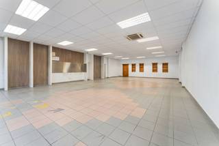 <p><span>Op zoek naar een uiterst goed gelegen handelspand in de dorpskern van Woumen, deelgemeente van Diksmuide? </span></p><p><span> </span></p><p><span>Zoek niet langer! Het ruime handelspand, 234 m², is opgesplitst in winkelruimte, sanitair gedeelte, opslagruimte met koelcel en zoldering en tenslotte nog een grote diepe garage.</span></p><p><span>In de garage vindt u alle nutsvoorzieningen terug, o.a. elektriciteit (dag/nacht), aardgasteller, stadswater, uitgietbak, doorstromer en alarm/beveiliging.</span></p><p><span>Het handelspand beschikt over een etalageraam van wel 9 m breed.Doordat het pand gelegen is langs de verbindingsweg Diksmuide-Ieper is er veel doorgaand verkeer/passage en visibiliteit.</span></p><p><span>Een grote troef van dit pand is dat het dak volledig is vernieuwd, geïsoleerd en voorzien van zonnepanelen. Ook werd het schrijnwerk en de beglazing vernieuwd in 2025.</span></p><p><span> </span></p><p><span>Het pand is momenteel ingericht als antiekzaak, maar leent zich perfect voor diverse commerciële doeleinden zoals een winkel, kantoor, praktijkruimte, showroom, het geven van groepssessies of andere zelfstandige activiteit. </span><span> </span></p><p><span> </span></p><p><span>Klerken en Diksmuide ligt op slechts 3 km van Woumen, op 12 km van Langemark en 18 km van Ieper, m.a.w. de ideale uitvalbasis naar verschillende gemeentes.</span></p><p><span> </span></p><p><span>Benieuwd naar de mogelijkheden dat het pand te bieden heeft? Plan een bezoek in en misschien wordt dit uw nieuwe bloeiende zaak. </span></p>