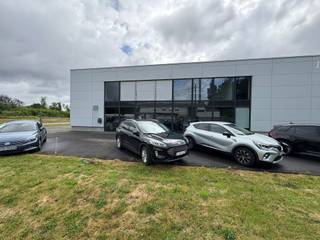 Magazijn 400m² met kantoor 100m² en showroom 100m² te huur te Zandhoven- Magazijn 400m²- Kantoor 100m²- Showroom/kantoor 100m²- Sannitair- Dubble...