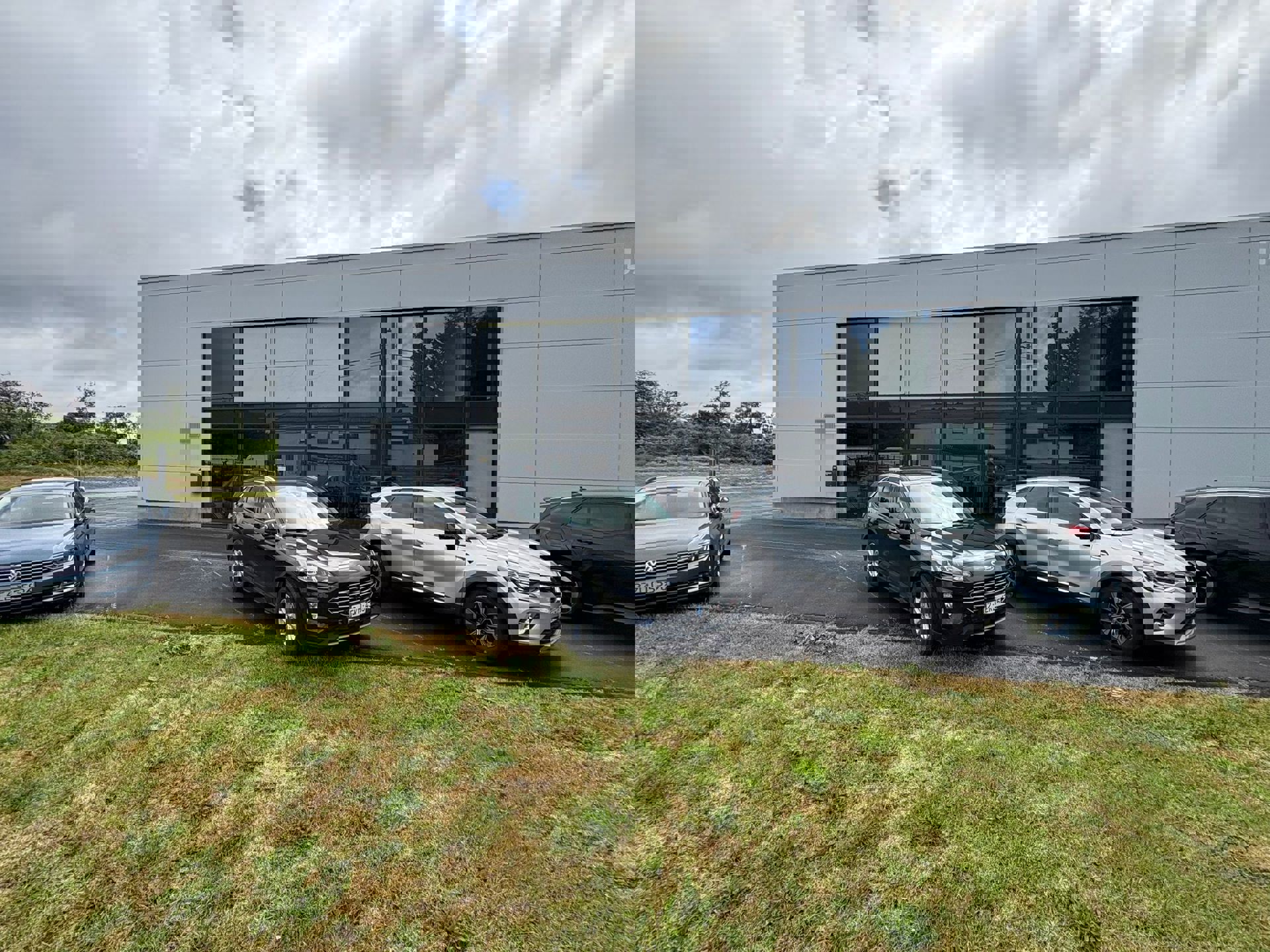 Functionele KMO-unit met magazijn, kantoren en showroom te huur - foto 1