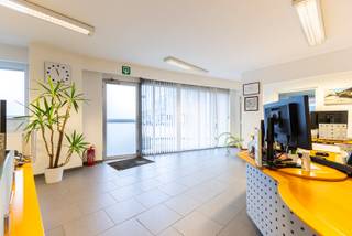 Bent u op zoek naar een kantoor of naar een praktijk? Dan stellen wij graag deze handelsruimte met aparte inkom aan u voor!Indeling:U komt via de...