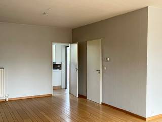 Gezellige ruime gezinswoning in Schoten biedt met zijn 157m2 woonoppervlakte en 3/4 slaapkamers een zee aan ruimte. De woning is gebouwd in 1977 en gedeeltelijk gerenoveerd in 2015. Ze is voorzien van centrale verwarming op gas en heeft een gunstige EPC-score C = geen renovatieplicht. De woning is asbestvrij.<br />Op de begane grond vindt U de garage, inkomhal,wasplaats en de bureau/slaapkamer. De bovenverdieping herbergt 3 slaapkamers en badkamer met dubbele wastafel, ligbad/douche en toilet.<br />Op de eerste verdieping bevindt zich de woonkamer L-vorm parketvloer, de keuken met aansluitend berging, trap naar de tuin en het toilet.<br />De woning is gelegen op een perceel van 287m2.<br />Beglazing: overal dubbel glas.<br />Rolluiken: achteraan overal. / vooraan: enkel op de 2de verdieping.<br />Woning is rechtstreeks te koop van eigenaar en te bezichtigen na afspraak 0486 / 08 28 67.