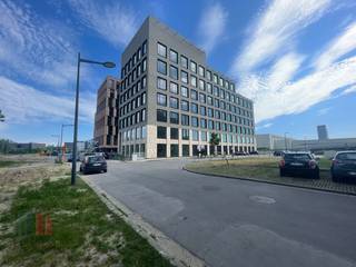 Fantastiquement situé, ce nouveau bureau d'une surface spacieuse de 435 m² est à louer à proximité du R4, un emplacement idéal pour les...