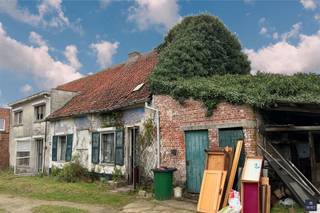 <p><span>OPPORTUNITEIT IN HET CENTRUM VAN BEVEREN!</span></p><p><span> </span></p><p><span>Deze volledig te renoveren Open Bebouwing bevindt zich op een perceel van ± 1.058 m², gelegen in </span><span>2e bouwlijn</span><span> en is bereikbaar via een private oprit tussen 2 aanpalende percelen vanaf de straat . </span></p><p><span>De ligging combineert rust en privacy met een centrale locatie.</span></p><p><span> </span></p><p><span>Deze eigendom biedt diverse mogelijkheden: volledige renovatie of heropbouw binnen bepaalde voorwaarden. </span></p><p><span>De woning heeft een EPC label F en is niet gelegen in een overstromingsgevoelig gebied.</span></p><p><span> </span></p><p><span>Een unieke kans om een open bebouwing te realiseren op een groot perceel in hartje Beveren en dus ideaal voor wie op zoek is naar een project met toekomst.</span></p><p><span> </span></p><p><span>Interesse ?   Gelieve ons dan te contacteren op het nummer 03 775 41 88 of mail naar christel@vastgoed-smet.be </span></p><p><span>www.vastgoed-smet.be</span></p><p><span> </span></p><p><span>Dit pand is onderworpen aan de renovatie verplichting van de Vlaamse overheid voor residentiële gebouwen (behoudens bij sloop binnen 5 jaar na de aankoop). </span></p><p><span>Consulteer voor meer informatie de website van het Vlaams Energie- en Klimaatagentschap via </span><span><span>https://www.vlaanderen.be/een-huis-of-appartement-kopen/renovatieverplichting-voor-residentiele-gebouwen</span></span></p><p><span> </span></p><p><span>“De verstrekte gegevens/informatie (zowel online als gedrukt) worden vrijblijvend verstrekt, enkel ter inlichting, zonder contractuele verbintenis of garantie van onzentwege en kunnen op ieder ogenblik gewijzigd worden”</span></p><p><span> </span></p><p><span> </span></p><p><span> </span></p>