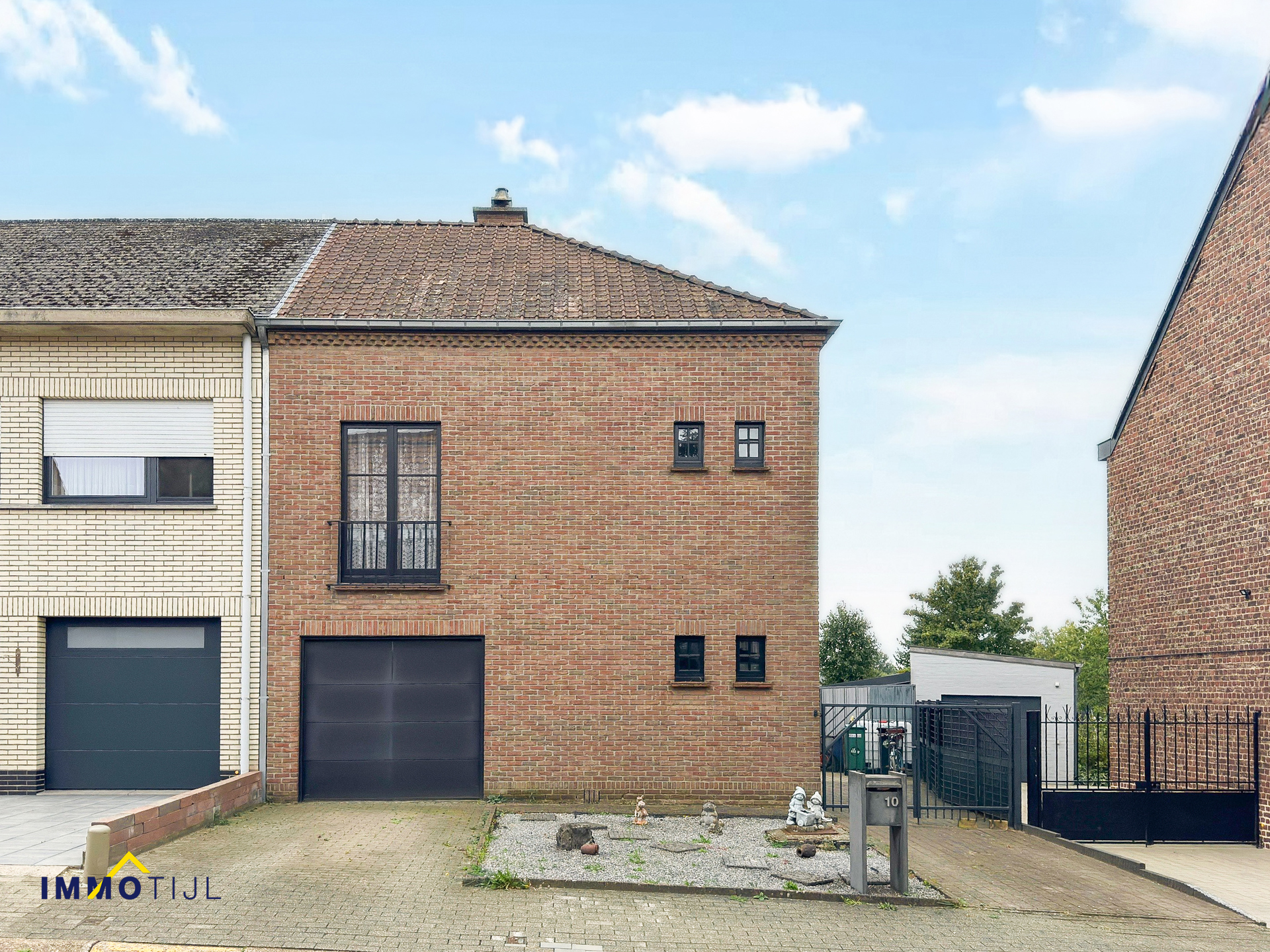 Halfopen woning met 3 slaapkamers, oprit en garage! - foto 1