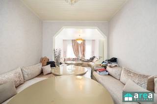 <p><span>Achter deze karaktervolle gevel schuilt een burgerwoning vol met potentieel. Het betreft een te renoveren gezinswoning met 4 slaapkamers en een ruime stadstuin (60m²). De woning bevindt zich in een zijstraat van de Peperbus, vlakbij het Krugerpark. Op wandel- en fietsafstand van verschillende leuke adresjes zoals Bar Leon, Frituur Tina maar ook de vrijdagsmarkt op ’t Laar. Met het openbaar vervoer ben je in een oogwenk in het centrum van Antwerpen.</span></p><p><span> </span></p><p><span>Ideaal voor mensen die graag de handen uit de mouwen steken en die de woning wensen af te werken naar eigen smaak en stijl!</span></p><p><span> </span></p><p><span>Grootste troeven:</span></p><p><span>-Centrale locatie vlakbij het Krugerpark</span></p><p><span>-Gezellige noordoostgerichte tuin (60m²)</span></p><p><span>-4 volwaardige slaapkamers</span></p><p><span>-EPC ‘D’ (Geen energetische renovatieplicht)</span></p><p><span>-Veel potentieel!</span></p><p><span> </span></p><p><span>Indeling</span></p><p><span>-Kelder: ruime &amp; droge kelder (40m²)</span></p><p><span>-GLVL: via de inkomhal betreden we de ruime living (30m²). Aansluitend vinden we de lichte eetkamer (21m²) gevolgd door de keuken (14m²). De keuken biedt toegang tot de veranda met doorgang naar de gezellige stadstuin (60m²). Tot slot is er nog een wasplaats met apart toilet (samen 4m²).</span></p><p><span>-V1: Op het 1</span><span><sup>ste</sup></span><span> verdiep bevinden zich 2 ruime slaapkamers (20m² &amp; 13m²). Op het tussenverdiep bevindt zich een tussenkamer (11m²) gevolgd door de ingerichte badkamer (9m²) met douche en WC.</span></p><p><span>-V2: Hier treffen we de laatste 2 ruime slaapkamers (20m² &amp; 13m²).</span></p><p><span> </span></p><p><span>Voor meer informatie kan u terecht bij Area Partners: info@area.be of 03/284.60.60</span></p>