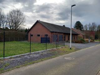 Midden in het groen, in een doodlopende straat, ligt deze recent gerenoveerde open bebouwing.<br />Zeer rustig gelegen doch op wandelafstand van centrum Oostham.<br /><br />Via de voordeur komt men in een ruime inkomhal met rechts een grote woonkamer en open keuken. Vanuit de keuken kan je naar de ruime wasruimte of langs de berging met vestiaire terug naar de inkomhal. De inkomhal geeft ook uit op een lange gang met toegang tot de badkamer met toilet, apart toilet, de drie slaapkamers en de garage. Alles bevindt zich op het gelijkvloers met over heel de oppervlakte nog een onafgewerkte zolder waar gerust nog kamers bijgemaakt kunnen worden. Toegang naar tuin en terras kan via de keuken, grote schuifdeur in de woonkamer of de garage.<br /><br />De keuken is volledig uitgerust en voorzien van alle modern comfort. <br />Er kan verwarmd worden met de centrale verwarming op gas en in de woonkamer met ingebouwde pelletkachel of de airco/warmtepomp. Het driedubbel glas en de isolatie houden heel het huis op een aangename temperatuur.<br />Er is dan ook een gunstige EPC score van 194kwh/jaar oftewel Label B.<br /><br />Parkeerplaats is er genoeg voor de woning en in de dubbele garage waar nog extra bergruimte aanwezig is.<br />In de volledig omheinde tuin staat ook nog een tuinhuis.<br /><br />Momenteel is het pand verhuurd.