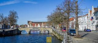 De Potterierei, één van de mooiste ligging aan het water in Brugge. De stille kant van de rei, met sublieme zichten op het Belfort, Sint-Salvatorskathedraal en de Sint-Gilliskerk. Dit ruim dakappartement (114 m2) beslaat de volledige 2<sup>de</sup> verdieping van dit diephuis met lijstgevel de dato 1852 (oudere kern en zijgevel). Een klein gebouw met slechts 3 appartementen, goed onderhouden en regelmatig structureel aangepakt, weinig of geen gemeenschappelijke kosten. Door de hoge open dakconstructie heb je een perfect ruimtegevoel. Het appartement is standaard afgewerkt, heeft een vrij goede EPC score (een ‘kleine’ C, 215 kWh/m2jaar), en heeft toch een aantal onmiskenbare eye-catchers :<br />De zeer ruime living onder het hoge (zichtbare) dakgebinte met trap en mezzanine, de ruime slaapkamers, de rust van het gebouw en … de uitzichten. Indeling : ruime inkom, grote living met 2 dubbele ramen uitgevend op de rei onder het hoge zichtbare dakgebinte (in de living is een rechte trap voorzien die leidt naar een mezzanine/bureau op het verdiep), praktisch ingerichte recent vernieuwde keuken met aanrecht/kastenwand/tablet en de gebruikelijke toestellen, nachtgang, toilet met lavabo, ruime badkamer met 2 lavabo’s, ligbad met douchescherm en aansluiting voor wasmachine, 2<sup>e</sup> ruime slaapkamers, beiden met veluxraam. Cv berging toegankelijk via de trapplaats (recente cv gas condensketel merk Bulex). G-score:B - P-score:B<br /><br /> 