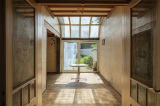 <strong>Karaktervolle interbellumwoning met uitzonderlijke stadstuin nabij de Coupure</strong><br /><br />Op een gegeerde locatie <strong>nabij de Coupure </strong>bevindt zich deze <strong>te renoveren interbellumwoning</strong>, waar authentiek karakter, royale volumes en een <strong>uitzonderlijke buitenruimte</strong> samenkomen.<br /><br />De woning is gelegen op een <strong>perceel van 246 m²</strong> en biedt een <strong>bruikbare vloeroppervlakte van ca. 248 m²</strong>, exclusief kelder en zolder. Achter de karaktervolle gevel schuilt een lichtrijke woning met mooie verhoudingen, authentieke elementen en tal van mogelijkheden om ze naar eigen inzicht vorm te geven.<br /><br />Met vijf slaapkamers, een ruime zolderverdieping en vooral een gunstig georiënteerde<strong> stadstuin van ca. 142 m² </strong>beschikt de woning over alle troeven voor een bijzondere gezinswoning in de stad.<br /><br /><strong>Een eigendom met ziel en potentieel, voor wie ruimte, karakter en een uitzonderlijke tuin wil combineren op een geliefde locatie nabij de Gentse binnenstad.</strong><br /><br /><em>Voor meer info: mail naar info@carloeggermont.be</em>