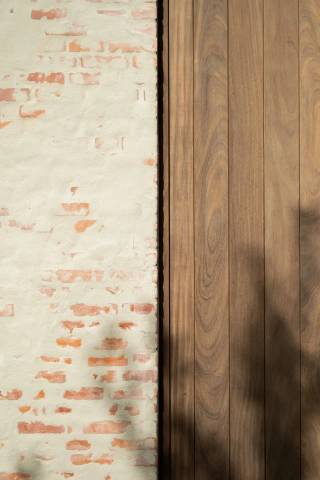 De ruwbouw staat, stevig en volledig. Wat nu nog rest, is de binnenafwerking, en dat is precies waar u als koper het verschil maakt. In Oelegem groeit een nieuwbouwwoning waar licht, rust en ruimte de toon zetten. De grote lijnen liggen vast: de warme uitstraling van de papvoeggevel, de doordachte indeling, de energiezuinige technieken. De volledige binnenafwerking kiest u echter zelf, volgens het lastenboek. Zo wordt dit stap voor stap uw eigen thuis.<br /><br />GELIJKVLOERS<br />De ruime inkomhal is voorzien van een apart toilet. De leefruimte en open keuken vormen straks één geheel, een plek voor gezellige avonden en rustige dagen. Aan de voorzijde is een aparte bureauruimte voorzien, welkom voor wie thuiswerkt of nood heeft aan wat extra flexibiliteit in de dagindeling. Ten slotte is er nog een ruime berging en wasruimte voorzien.<br /><br />VERDIEPING<br />Hier vindt u drie slaapkamers, waarvan één met dressing. De badkamer en de volledige binnenafwerking van deze verdieping blijven vrij te kiezen, geheel naar uw wensen (volgens het lastenboek).<br /><br />BUITEN<br />Terras en tuin vormen een verlengstuk van het interieur, extra leefruimte voor wie graag buiten vertoeft. Alsook is er 1 autostaanplaats voorzien en is er ruimte voor een tweede autostaanplaats.<br /><br />TECHNIEK & ENERGIE<br />Met een warmtepomp, zonnepanelen en een E-peil van 20 combineert deze woning wooncomfort met een toekomstgerichte, energiezuinige aanpak.<br /><br />Oplevering is voorzien rond oktober 2026. Aankoop aan 6% btw is mogelijk mits voldaan aan de voorwaarden. De betaling gebeurt volledig bij akte, zonder schijven.<br /><br />Constructiewaarde: € 410.000 (btw van toepassing)<br />Grondwaarde: € 210.000 (registratierechten van toepassing)<br /><br />De renderbeelden van de tuin zijn louter illustratief en kunnen afwijken van de werkelijkheid.