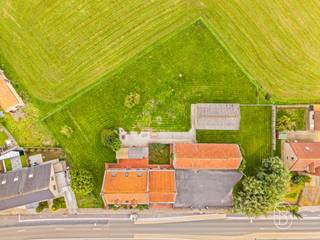Deze karaktervolle hoeve biedt een combinatie van ruimte, rust en tal van mogelijkheden. Mogelijkheid 2,2 hectare extra grond bij te kopen. Ideaal voor doe-het-zelvers, zelfstandige, of mensen op zoek naar ruimte. Een enorme potentieel! Deze eigendom beschikt over een ruime schuur met meerdere garages + bergruimtes en een bijkomende zolder. Achteraan bevindt zich een afzonderlijke loods van ca. 120 m² met grote inrijpoort. De handige koer biedt bovendien parkeergelegenheid voor meerdere wagens.De woning beschikt over een ruime leefruimte met open keuken, eetkamer, wasplaats, kelder en apart toilet. Op de eerste verdieping bevinden zich vier slaapkamers en een badkamer. Daarnaast is er nog een ruime zolder die extra bergruimte biedt.Een groot deel van het perceel ligt in woongebied met landelijk karakter, het achterliggende gedeelte is gelegen in landschappelijk agrarisch gebied.Mogelijkheid bijkopen 2,2 extra hectares weiland. Een eigendom met veel ruimte en mogelijkheden, zowel voor wie wonen en werken wil combineren als voor wie op zoek is naar een landelijke omgeving.