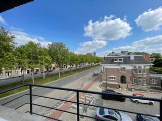 <p><span>Ruim duplexappartement met 3 slaapkamers op een toplocatie aan de Oosterveldwijk</span></p><p><span> </span></p><p><span>OMGEVING</span></p><p><span>Dit ruim appartement is gelegen in de prachtige Pastoor Van De Wouwerstraat, die uitkomt in de Oosterveldwijk, op de grens met Berchem en Mortsel. En met vlotte verbindingen naar winkels, scholen, openbaar vervoer en belangrijke invalswegen ring van Antwerpen en E19/A12. </span></p><p><span>Het bevindt zich in een kleinschalig gebouw, zonder lift en is gelegen op zowel de eerste als tweede verdieping.</span></p><p><span> </span></p><p><span>INDELING</span></p><p><span>Met een bewoonbare oppervlakte van ca. 165m² heb je ruimte zat. Dankzij de hoekligging geniet het pand van een uitzonderlijke lichtinval en een open gevoel. De zuidoostelijke oriëntatie van het terras zorgt bovendien voor een aangename zoninval doorheen de dag. </span></p><p><span> </span></p><p><span>Bij het betreden van het appartement heb je toegang tot 2 ruime kamers, de eerste kamer is voorzien van een eigen douchekamer en de tweede slaapkamer heeft een eigen dressing. </span></p><p><span>Er is nog een apart toilet aanwezig.</span></p><p><span> </span></p><p><span>Via een draaitrap bereik je de tweede verdieping waar zich nog een grote slaapkamer met ingemaakte kasten bevindt en een ruime badkamer met ligbad en dubbele lavabo. Tevens is er een apart toilet. </span></p><p><span>De ruime leefruimte in L-vorm geniet van super veel ramen waardoor je een prachtig uitzicht hebt op de groene boomkruinen langs de Grotesteenweg. </span></p><p><span>Aansluitend bevindt zich de keuken, uitgerust met gasvuur, ijskast, diepvries en vaatwasser. Vanuit de keuken heb je toegang tot het zuidoost georiënteerd terras, waar het heerlijk is om te genieten van een ochtendkoffie. </span></p><p><span> </span></p><p><span>Het handelspand op het gelijkvloers zal weldra omgetoverd worden in een mooie winkel.</span></p><p><span> </span></p><p><span>Op het gelijkvloers is er nog een handige berging.</span></p><p><span> </span></p><p><span>BIJZONDERHEDEN</span></p><p><span>- Ruim hoekappartement </span></p><p><span>- 3 slaapkamers</span></p><p><span>- Douchekamer + badkamer</span></p><p><span>- Lage gemeenschappelijke lasten</span></p><p><span> </span></p><p><span>RENOVATIEPLICHT</span></p><p><span>Dit eigendom is onderhevig aan de renovatieverplichting die door de Vlaamse Regering wordt opgelegd.</span></p><p><span>https://www.vlaanderen.be/een-woning-kopen/renovatieverplichting-voor-residentiele-gebouwen-vanaf-2023#q-59813524-3072-4edc-bb23-c56becf7b528</span></p><p><span> </span></p><p><span> </span></p><p><span> </span></p><p><span> </span></p>