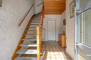 Bent u op zoek naar een comfortabele thuis in een groene omgeving? Dit lichtrijke appartement op de 1ste verdieping aan de Olmenbrug te Merksem biedt een unieke kans. Gelegen in de wijk Rietschoorvelden, geniet u van een residentiële buurt met winkels, scholen, openbaar vervoer en invalswegen vlakbij. Dit maakt het immo aanbod ideaal voor starters, gezinnen of investeerders. Dit pand biedt een uitstekende opportuniteit voor wie een centraal gelegen appartement wil kopen.Indeling appartement:- Inkomhal: centrale toegang tot alle vertrekken, voorzien van een handige vestiaire en ingemaakte kasten- Leefruimte: royale en lichtrijke woonkamer- Keuken: aparte keuken met aansluiting voor wasmachine- Slaapkamers: twee ruime kamers van 12 en 13m²- Badkamer: ingericht met ligbad, wastafel en toilet- Terras: gezellig, west-georiënteerd terras (ca. 6 m²)- Inpandige garage: private garagebox op het gelijkvloersBijzonderheden:- Rustige en centrale toplocatie in Merksem- Het dak van het gebouw werd in 2025 volledig vernieuwd en geïsoleerd- Royaal vastgoed met een bewoonbare oppervlakte van 97 m²- Volledig voorzien van praktische rolluiken- Inclusief inpandige garageboxBen jij geïnteresseerd in dit vastgoed te koop in Merksem? Aarzel dan niet om ons te contacteren. Dewaele Merksem aan de Lambrechtshoekenlaan 183 staat graag tot uw dienst. Had u graag een gratis schatting van uw eigendom? Bel ons voor een vrijblijvend gesprek of mail naar yannick.schnorbusch@dewaele.comBestuursmaatregelen in het maatregelenregister: nee