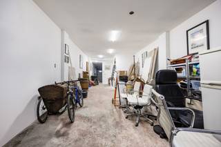 <strong>Opbrengsteigendom met 4 app + magazijn met vergunning tot 5e unit op toplocatie Kievitwijk</strong><br /><br />
<p>We bieden u dit uitstekend gelegen opbrengsteigendom aan in de bruisende Kievitwijk, op wandelafstand van het Centraal Station en het Mediaplein. De Wipstraat bevindt zich in een dynamische en sterk ontwikkelende buurt van Antwerpen, met een ideale combinatie van stedelijke levendigheid en uitstekende bereikbaarheid. Openbaar vervoer, winkels, horeca en scholen bevinden zich in de onmiddellijke omgeving, terwijl ook het Stadspark en het historisch centrum zich op een boogscheut bevinden.</p>
<p>Het gebouw, opgericht in 1964, omvat vier volledig gerenoveerde appartementen (2019) en een ruim magazijn op het gelijkvloers. Dit magazijn beschikt bovendien over een reeds goedgekeurde bouwaanvraag voor functiewijziging naar een bijkomend appartement, wat een interessante meerwaarde en optimalisatie van het rendement mogelijk maakt.</p>
<p>De appartementen zijn telkens ca. 75 m² groot en werden kwalitatief vernieuwd met aandacht voor comfort en duurzaamheid. Daarnaast beschikt het gebouw over een gemeenschappelijke kelder en een fietsenstalling op het gelijkvloers, wat extra praktisch comfort biedt voor de bewoners.<br /><br /><strong><span>Indeling:</span></strong></p>
<ul>
<li>Gelijkvloers:<br /><em>Magazijn van ca. 75 m² met poort – momenteel niet verhuurd – vergunning aanwezig voor omvorming naar appartement – EPC label B</em>
<ul>
<li><em>gemeenschappelijke kelder en fietsenstalling</em></li>
</ul>
</li>
<li>1e verdieping (APP 101):<br /><em>Appartement met 2 slaapkamers, badkamer, apart toilet, berging, ruime leefruimte, volledig geïnstalleerde keuken en terras van ca. 6 m² – EPC label D (door ligging boven onverwarmde ruimte)</em></li>
<li>2e verdieping (APP 201):<br /><em>Appartement met 2 slaapkamers, badkamer, berging, ruime leefruimte, volledig geïnstalleerde keuken en terras van ca. 2 m² – EPC label B</em></li>
<li>3e verdieping:<br /><em>Gelijkaardig appartement met 2 slaapkamers en terras van ca. 2 m² – EPC label B</em></li>
<li>4e verdieping:<br /><em>Gelijkaardig appartement met 2 slaapkamers en terras van ca. 2 m² – EPC label C</em></li>
</ul>
<p><br />Alle appartementen zijn verhuurd aan correcte huurders. De huurcontracten en bijhorende documentatie zijn beschikbaar op aanvraag.<br /><br /><br /><strong>Technische kenmerken:</strong></p>
<ul>
<li>Individuele meters voor water, gas en elektriciteit</li>
<li>Ramen vernieuwd met dubbele beglazing</li>
<li>Dak en achtergevel geïsoleerd</li>
<li>Volledige renovatie van de appartementen in 2019 (vloeren, keukens, badkamers en sanitair)</li>
</ul>
<strong>Bijkomende troeven:</strong><br />
<ul>
<li>Topligging in de gegeerde en opkomende Kievitwijk</li>
<li>Op wandelafstand van Antwerpen-Centraal en het Mediaplein</li>
<li>Uitstekende bereikbaarheid met openbaar vervoer en invalswegen</li>
<li>Nabij winkels, scholen en horeca</li>
<li>Dicht bij het Stadspark en het centrum van Antwerpen</li>
<li>Vergund gebouw met conforme indeling</li>
<li>Elektrische installaties conform</li>
<li>Asbestattesten in opmaak – geen vermoeden van asbest</li>
<li>Extra potentieel door mogelijkheid tot creëren van een 5e appartement</li>
</ul>
<p>Onderaan bij “documenten en plannen” vindt u alle relevante documenten.</p>
<p>Interesse in dit veelzijdige opbrengsteigendom? Neem gerust contact op met Xander op xander@reds.be of op 0497 18 10 84 voor meer informatie of een bezoek ter plaatse.</p>