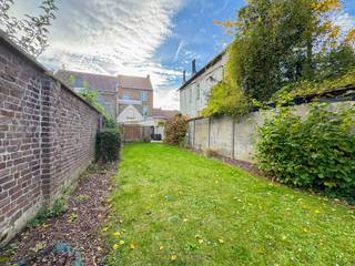 <br /><br />RUIME GEZINSWONING met TUIN op een UITSTEKENDE LIGGING in het centrum van Oudenaarde. Deze woning bevindt zich in een RUSTIGE STRAAT nabij het Atheneum, de Schelde en op WANDELAFSTAND van winkels, scholen, openbaar vervoer en andere VOORZIENINGEN, de PERFECTE LOCATIE voor GEZINNEN die opzoek zijn naar COMFORT en BEREIKBAARHEID. Met een RUIME WOONOPPERVLAKTE van ca. 223 m² biedt deze woning voldoende plaats voor het moderne gezinsleven. De woning beschikt over 5 VOLWAARDIGE SLAAPKAMERS en een PRAKTISCHE INDELING die uitnodigt tot gezellig wonen. Kortom, Een SOLIDE en SPACIEUZE GEZINSWONING op een CENTRALE, maar RUSTIGE LIGGING, klaar om een nieuw gezin te verwelkomen.<br />De indeling gaat als volgt: Via de inkomhall heeft u toegang tot de woonkamer met aansluitend de ingerichte keuken. Verder bevinden zich op deze verdieping een gastentoilet, wasplaats en toegang tot de kelder. Op de 1ste verdieping biedt de nachthall toegang tot 3 slaapkamers en een ingerichte badkamer. De 2de verdieping omvat een 4de en 5de slaapkamer. <br />Buitenshuis heeft u toegang tot een gezellige met zonnig terras. De woning biedt voldoende parkeerplaats in de straat, en indien gewenst is er de mogelijkheid om op korte afstand een garagebox te huren. <br /><br />Adres: Keizer Karelstraat 12 te Oudenaarde<br /><br />EPC: 300 kWh/m², G-score en P-score B, Geen renovatieverplichting van toepassing
