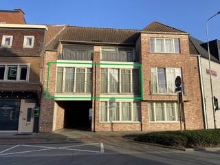In het centrum van Sint-Eloois-Vijve bevindt zich dit instapklare en reeds verhuurde appartement op de eerste verdieping van de mooie kleinschalige residentie "Sint Eligius". Dankzij de centrale ligging bevinden winkels, openbaar vervoer en ontspanningsmogelijkheden zich op wandelafstand.<br /><br />Het appartement is als volgt ingedeeld:<br /><br />- Een open inkomhal die uitgeeft op de gezellige leefruimte met volledig ingerichte keuken, voorzien van een inductiekookplaat, dampkap, koelkast en oven.<br />- Een praktische berging/wasplaats.<br />- Eén slaapkamer met toegang tot een extra bergruimte en een ruim, zonnig terras met open uitzicht.<br />- Een badkamer uitgerust met een lavabomeubel, douche en toilet.<br /><br />Achteraan het gebouw is een afzonderlijke garagebox inbegrepen.<br /><br />Technisch beschikt het appartement over centrale verwarming op aardgas, aansluiting op stadswater en elektriciteit met dag- en nachttarief. Daarnaast is er een lift aanwezig in het gebouw.<br /><br />Dit appartement vormt een uitstekende opportuniteit voor wie op zoek is naar een zorgeloze investering met een aantrekkelijk rendement!