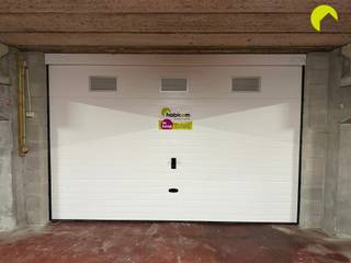 <p><span>Vlakbij het centrum van Mortsel , tegenover het nieuwbouwproject </span><span>Stadsterras</span><span>, bieden wij u deze zeer ruime garagebox/opslagruimte aan op verdieping -2 in een goed onderhouden garagecomplex.</span></p><p><span>Kavels 15-16 waren oorspronkelijk 2 autostaanplaatsen die recent samengevoegd werden tot één grote box met nieuwe poort en muren.</span></p><p><span>De afmeting bedraagt 4,5m x 5m.</span></p><p><span>De box biedt thans plaats aan 1 of 2 auto's + in de hoogte opslagruimte. Werkplaats is niet toegelaten.</span></p><p><span> </span></p><p><span>Nuttige informatie:</span></p><p><span>- De hoogte van de inrit naar de ondergrondse verdieping is 1,78m</span></p><p><span>- Onmiddellijk beschikbaar bij akte.</span></p><p><span>- Geen stopcontact aanwezig.</span></p><p><span>- De syndicus is Uw Beheer te Borgerhout. De gemeenschappelijke kosten bedragen €25,00 per maand</span></p><p><span>- Watertoets: P-score =C en G-score = B</span></p><p><span> </span></p><p><span>Voor meer info of een bezoek ter plaatse bel 03/449.42.41 of surf naar <span>www.habicom.be</span></span><span> </span></p><p><span>Benieuwd naar de waarde van uw woning? Check het gratis op www.watismijnhuiswaard.be</span></p><p><span> </span></p>
