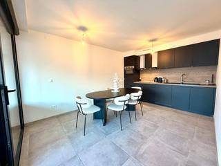 Dit energiezuinige en recente appartement in Kuringen wordt te huur aangeboden en is de perfecte woonst voor wie op zoek is naar modern comfort. De verhuur van dit pand biedt een unieke kans om te genieten van een rustige omgeving met de nabijheid van een bruisende stad. <br /><br />Daarnaast biedt het gebouw extra comfort met een gemeenschappelijke wasplaats die is uitgerust met wasmachines en droogmachines. Op verdieping -1 beschikt u over een privatieve autostaanplaats, een kelderberging en een gemeenschappelijke fietsenstalling.<br /><br />De locatie in Kuringen is een absolute troef. Alle voorzieningen zoals scholen, winkels en het openbaar vervoer bevinden zich op wandelafstand. Bovendien is er een vlotte verbinding met de autosnelweg, wat ideaal is voor pendelaars. <br /><br />De indeling van het appartement is als volgt:<br /><br />Verdiep +2: <br /><br />- Inkomhal<br />- Lichtrijke leefruimte<br />- Volledig uitgeruste keuken<br />- 2 slaapkamers<br />- Badkamer met een moderne douche <br />- Apart toilet <br />- Praktische berging<br />- Aangenaam terras<br /><br />Verdieping -1:<br /><br />- Kelderberging<br />- Autostaanplaats<br />- Gemeenschappelijke fietsenstalling<br /><br />De snelste manier om een bezoek te brengen aan dit appartement? Vraag je bezoek aan via de rode knop op onze website (www.dewaele.com).<br /><br />Telefonisch kunnen er geen afspraken gemaakt worden. Bij andere vragen kun je ons telefonisch contacteren via 011 30 50 50.<br /><br />Tot binnenkort