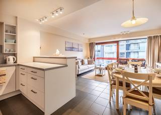 Gezellig en zonnig tweekamerappartement met zijdelings zeezicht in het centrum van St-Idesbald. Het appartement bevindt zich op de derde verdieping van de residentie Anaïs en is perfect gelegen voor een verblijf aan zee. Je hoeft de straat met de tram niet over te steken om naar de zee te gaan. De supermarkt, bakkers, slagers, viswinkels en restaurants liggen op een steenworp van het appartement.<br /><br />Via de inkomhal kom je binnen in de zonnige en gezellige woonkamer met toegang tot balkon met zeezicht, open ingerichte keuken voorzien van elektrische kookplaat, combi-microgolf, vaatwasser, koelkast met vriesvak. De badkamer heeft een ligbad met douchewand en twee wastafels. Het toilet is afzonderlijk van de badkamer. Achteraan liggen de 2 slaapkamers, één slaapkamer met dubbel bed en één slaapkamer met een stapelbed. Berging aanwezig. <br /><br />Privatieve kelder inbegrepen in de prijs!<br /> <br />TROEVEN:
<ul>
	<li>Erkend vakantieappartement (conform logiesdecreet): overname verhuur mogelijk</li>
	<li>Zonnig &amp; west gericht</li>
	<li>Zijdelings zeezicht </li>
	<li>EPC label B</li>
	<li>Elektriciteit = conform</li>
	<li>Condenserende ketel op aardgas werd in 2025 nieuw geplaatst</li>
</ul>
Op zoek naar een tweede verblijf te Sint-Idesbald? Investeren in een pand met verhuurpotentieel? Contacteer ons vandaag nog voor een afspraak ter plaatse. 