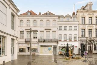 <p>Grote recent gerenoveerde handelsruimte gelegen in het hart van het historische centrum van Tournai, pal op de Place Saint-Pierre.<br /><br />Deze ruimte, momenteel ingericht als kapsalon en schoonheidsinstituut en met tal van mogelijkheden voor diverse activiteiten, bestaat uit het volgende:<br /><br />Een ruime handelsgelijkvloers van 173 m² bestaande uit een lichtrijke ontvangstruimte met een prachtig uitzicht op het plein, verlengd met een lichtrijke ruimte van ongeveer 40 m² met toilet. Een mezzanine, een kitchenette, een achterliggende ruimte van ongeveer 25 m², een tweede toilet en een mooie nieuwe douchekamer.<br /><br />Op de verdieping: twee mooie ruimtes met keukenruimte en twee inrichtbare zolders die bijkomende mogelijkheden laten vermoeden.</p>