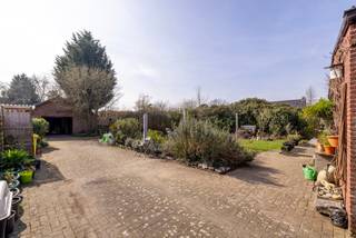 Open laagbouwwoning met 2/3 slpk, tuin en garage, centraal gelegen in de gegeerde buurt 'De Molekens' op een perceel van 965m². <br /><br />Indeling GLV: inkomhal met vestiairekast en apart toilet; bureau / parktijkruimte / slaapkamer; berging met aansluiting voor WM/DK en recente boiler; gezellige en lichtrijke woonkamer met houthaard en zicht op de tuin; nachthal; 2 slaapkamers met ingemaakte kasten; badkamer bevat toilet, lavabo en douche; via de woonkamer naar de keuken met toegang tot het overdekt terras; trap naar de droge kelder (waterdicht gemaakt + kruipkelder onder ganse woning). <br /><br />Oprit langs de woning met poort; gezellig overdekt terras omgeven door groen; volledig aangelegde tuin, ideaal om in te vertoeven; garage met automatische poort.<br /><br />Algemeen: <br />- Renovatieverplichting<br />- Woning is momenteel verhuurd <br />- Gunstige ligging in wijk De Molekens<br /><br />Bekijk zeker de 360° rondgang via onze website (+ mogelijkheid tot opmeten en ontmeubelen).<br />Alle attesten zijn beschikbaar onderaan op onze website. <br />Voor meer info of een bezoek: 0472 22 22 44 of thanee@solittvastgoed.be.