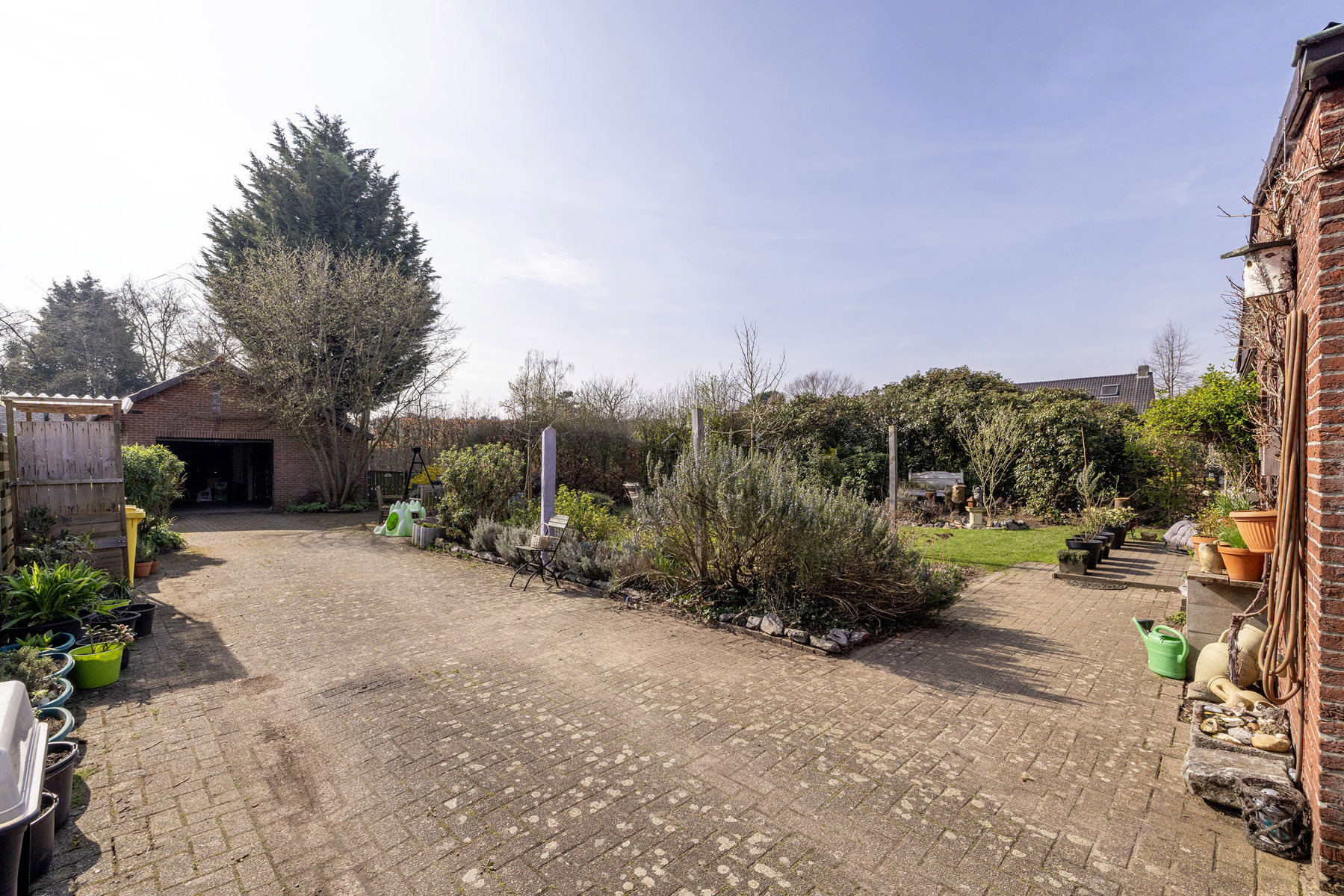 Laagbouwwoning met 2/3slpk, tuin en garage - foto 3