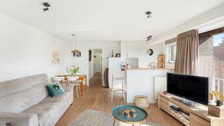 In het commerciële centrum van Knokke bevindt zich dit lichtrijke, zongerichte hoekappartement met twee slaapkamers en een aangenaam terras. Dit instapklare appartement bevindt zich op de vierde verdieping en maakt deel uit van een recent en standingvol gebouw. Gelegen in het bruisende hart van Knokke geniet u hier van optimaal wooncomfort, met tal van winkels, restaurants en voorzieningen vlak bij. <br /><br />Indeling:<br />inkomhal met toilet, lichtrijke leefruimte met zongericht terras, uitgeruste leefkeuken, berging, twee slaapkamers, twee badkamers.<br /><br />Fietsenstalling op het gelijkvloers en kelderberging.<br /><br />Mogelijkheid tot aankoop van een ruime garagebox (4m x 5,5m).<br /><br />Bezoeken? Graag na afspraak met Avantimmo op het nummer 050 62 50 55
