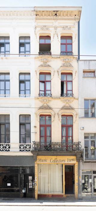 Dit op te frissen handelshuis is gelegen op een uitstekende commerciële locatie vlakbij de Meir. Deze buurt heeft het allemaal: makkelijk bereikbaar, gezelligheid, leuke resto's en pleinen, vele buurtwinkels en ook nabij openbaar vervoer. Het pand biedt tal van mogelijkheden, aangezien het pand twee functies vervult namelijk wonen en werken. Het gelijkvloers bestaat uit een commerciële ruimte. De overige verdiepingen bestaan uit wonen. <br /><br />Ben jij iemand die van een beetje uitdaging houdt en niet stil kan zitten? Dan is dit het ideale pand om je handen uit de mouwen te steken. Door de vele mogelijkheden dat het pand te bieden heeft kan je jouw ideeën bundelen om van dit uitstekend gelegen pand een absolute topper te maken. Kom gerust eens kijken!<br /><br />Extra's:<br /><br />- Toplocatie<br />- Mooie gevel EPC <br />- Te renoveren<br /><br /><br />Attesten (EPC, asbest, EK) zijn beschikbaar via onze website: https://jamar.immo/<br /><br />Dit pand is onderworpen aan de renovatieverplichting van de Vlaamse overheid voor residentiële gebouwen.<br />https://www.vlaanderen.be/een-huis-of-appartement-kopen/renovatieverplichting-voor-residentiele-gebouwen<br /><br />Wg, Gvkr, Gvg, Gvv, Gmo, Geen overstromingsgevoelig gebied, geen worg