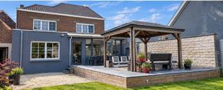 <strong>OPENDEUR: zaterdag 24 oktober tussen 10 en 12 uur op afspraak</strong><br />Deze woning onderscheidt zich in de eerste plaats door haar enorme ruimteaanbod, zowel in de woning zelf als in het ruime bijgebouw. Met <strong>een bewoonbare oppervlakte van meer dan 300 m²</strong>, een geïsoleerde zolder van 75 m² en pak stockageruimte in het bijgebouw biedt deze eigendom tal van mogelijkheden.<br />De woning beschikt over een stevige constructie met betonnen welfsels op beide verdiepingen. Op het gelijkvloers geniet u van <strong>2 aangename leefruimtes, een zithoek met inbouwhaard en een grote ingerichte keuken</strong>. De verdieping biedt plaats aan <strong>3 ruime slaapkamers</strong>( +20 m² !) en een badkamer. De <strong>geïsoleerde zolder</strong>, bereikbaar via een vaste trap, biedt bovendien nog heel wat potentieel om verder in te richten volgens uw eigen wensen.<br />Een absolute troef is het ruime <strong>bijgebouw van meer dan 100 m²</strong>, gedeeltelijk ingericht als salon of praktijkruimte en gedeeltelijk bruikbaar als stockageruimte. Ideaal voor wie wonen en werken wil combineren of op zoek is naar extra ruimte voor een zelfstandige activiteit, hobby of opslag.<br />Ook buiten is het heerlijk vertoeven. <strong>De verwarmde veranda</strong> van ca. 30 m² vormt een volwaardige extra leefruimte waar u het hele jaar door heerlijk kunt genieten. Aansluitend zijn er 2 ruime zonneterrassen met een mooi uitzicht op de verzorgde tuin en de achterliggende velden. Een <strong>carport </strong>achter de woning, bereikbaar via een aparte oprit, zorgt voor extra praktisch comfort.<br />Verder beschikt de woning over een kelder van ongeveer 25 m², is er verwarming met aardgas én  een zeer rendabele inbouwhaard in de zithoek. Conforme elektrische installatie en een EPC-label D.<br />De ligging maakt het plaatje compleet. U woont hier in een bijzonder rustige straat, met een vlotte verbinding naar het centrum van Sint-Lievens-Houtem en de N42 richting Wetteren.<br />Oppervlakte : 1168 m²<br />Bouwjaar : 1963<br />Interesse? Contacteer Wim Denys via 0479/91 91 32 of mail wim@vastgoeddw.be<br /> 
