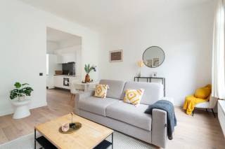 Gelegen in de Kroonstraat, tussen het bruisende Zurenborg en het gezellige Moorkensplein, bevindt zich dit charmante duplexappartement. Op wandelafstand van zowel de Dageraadplaats als de Draakplaats geniet je hier van tal van leuke horecazaken en winkels, met bovendien vlotte verbindingen naar het centrum van Antwerpen. Een aangename en levendige omgeving waar jong en oud zich meteen thuis voelen.<br /><br />Bij het betreden van het appartement op de tweede verdieping kom je binnen in een aangename, lichtrijke leefruimte waar grote raampartijen zorgen voor een open en ruimtelijk gevoel. Aansluitend bevindt zich de moderne open keuken, uitgerust met kwalitatieve inbouwtoestellen en voldoende werk- en opbergruimte, waardoor koken en gezellig samenzijn hier perfect hand in hand gaan.<br /><br />Achteraan het appartement bevindt zich een ruime en rustige slaapkamer, voorzien van een ensuite badkamer met een comfortabele, ruime inloopdouche. Op de derde verdieping zijn er nog twee volwaardige slaapkamers, aangevuld met een gedeelde badkamer, wat deze indeling ideaal maakt voor gezinnen of het ontvangen van gasten. Tot slot is er een praktische kelderberging aanwezig, die extra opslagruimte biedt.<br /><br />Kortom, een instapklaar en stijlvol duplexappartement op een gegeerde locatie, waar comfort, ruimte en een bruisende buurt perfect samenkomen.<br /><br />Interesse?<br />Contacteer LISTED voor een bezoek: +32 3 283 51 51.
