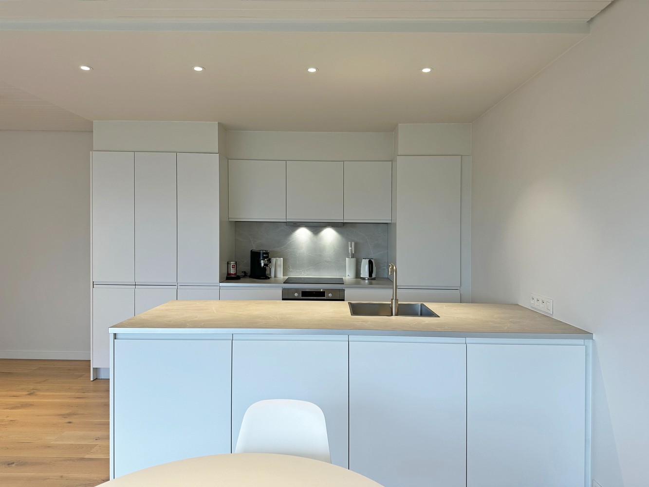 Gerenoveerd 1 slaapkamer appartement met groot terras te Berchem! - foto 4