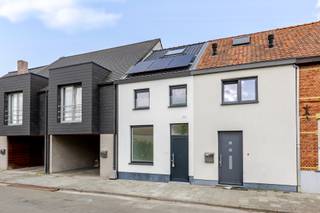 <p><strong>Instapklare, volledig gerenoveerde woning met EPC A op toplocatie aan de rand van Eeklo</strong></p>
<p>Bent u op zoek naar een energiezuinige, stijlvolle en volledig instapklare woning? Dan is deze prachtig gerenoveerde woning aan de rand van Eeklo precies wat u zoekt.</p>
<p>Deze woning werd met oog voor kwaliteit en duurzaamheid volledig vernieuwd en beschikt over een uitstekende <strong>EPC A-score</strong>, waardoor u geniet van een bijzonder laag energieverbruik en optimaal wooncomfort.</p>
<p>Enkele troeven op een rij:</p>
<ul><li>Volledig gerenoveerd en instapklaar</li><li>Energiezuinig met <strong>EPC A</strong></li><li>Zonnepanelen</li><li>Elektrische installatie volledig conform</li><li>Vloerverwarming voor optimaal comfort</li><li>Ventilatiesysteem</li><li>Aangename tuin waar u in alle rust kunt genieten</li><li>2 slaapkamers + mezanine (12m ²) + home office gelijkvloers</li><li>rustige straat met gratis parkeergelegenheid</li><li>Rustige ligging aan de rand van Eeklo, met winkels, scholen en belangrijke invalswegen vlakbij</li></ul>
<p>Deze woning combineert hedendaags wooncomfort met een duurzame afwerking en is de ideale keuze voor wie zonder zorgen wil verhuizen.</p>
<p>Interesse? Neem vandaag nog contact op voor meer informatie of een bezichtiging en ontdek zelf de vele troeven van deze prachtige woning.</p>
