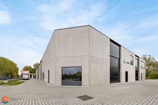 Op een top locatie te Mechelen bevindt zich deze ruime, nieuwbouw KMO-unit (194 m²) , voorzien van mezzanine en hoge toegangspoort. U geniet hier...