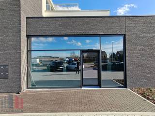 Gloednieuwe gelijksvloerse casco handels- of kantoorruimte met een oppervlakte van 503 m² te huur.Fantastisch gelegen langs de commerciële...