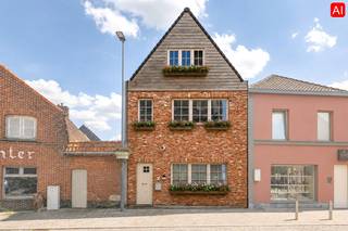 Rustig en centraal gelegen gezinswoning met een bewoonbare oppervlakte van ca. 170 m², gelegen in de dorpskern van Dentergem, vlakbij de kerk en het gemeentehuis. De woning geniet van een vlotte bereikbaarheid en bevindt zich op wandelafstand van lokale voorzieningen, in een aangename en landelijke omgeving.<br /><br />PLUSPUNTEN:<br />* GUNSTIGE CENTRALE LIGGING<br />* TOTAALRENOVATIE 2010 | VOLLEDIG NIEUWE DAKCONSTRUCTIE 2024<br />* ZONNEPANELEN (14 STUKS x 425 WP) <br />* WARMTEPOMP (lucht/lucht) AIRCO/VERWARMING <br />* ENERGIEVRIENDELIJK | B-LABEL <br />* AUTOMATISCHE ZONWERING TWEEDE VERDIEPING<br />* MOGELIJKHEID TOT AANKOOP STAANPLAATS OP WANDELAFSTAND <br /><br />INTERIEUR:<br />U komt binnen via de inkomhal, die toegang geeft tot de lichtrijke woonkamer met open keuken. Dit betreft een ingerichte keuken met spoelbak, kookplaat, dampkap, oven met ruimte voor frigo. Verder beschikt het gelijkvloers over een praktische koele berging, een ruime wasplaats alsook een apart gastentoilet.<br /><br />Op de eerste verdieping bevinden zich 2 slaapkamers en een vernieuwde badkamer (2024) met dubbel lavabomeubel en inloopdouche. Tevens op dit verdiep een apart toilet. <br />Via een vaste trap bereikt u de tweede verdieping (volledig nieuw 2024), waar u de ruime derde (master) slaapkamer en een aparte bureauruimte terugvindt.<br /><br />EXTERIEUR: <br />Op het eerste verdiep is er een gezellig overdekt terras (7m²) waar het gezellig vertoeven is!