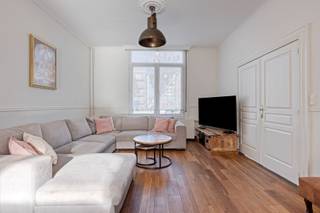 Wie houdt van karakter, ruimte en authentieke charme, zal zich meteen thuis voelen in deze statige herenwoning in Merksem op de grens met Schoten . De woning dateert uit 1871 en wist haar typische karaktereigenschappen prachtig te bewaren: hoge plafonds, royale kamers en een stijlvolle uitstraling, gecombineerd met hedendaags wooncomfort en verschillende energetische verbeteringen.<br /><br />Via de ruime inkomhal met authentieke trap bereik je de verschillende verdiepingen en de ruime kelder. De woonkamer op parket sluit aan op de eetkamer en de open, volledig geïnstalleerde keuken. Aansluitend bevindt zich de badkamer met ligbad/douche, dubbele lavabo en toilet. Er is tevens een afzonderlijk gastentoilet.<br /><br />Vanuit de keuken stap je rechtstreeks op het zonnige terras, met enkele treden lager de mooi aangelegde en verrassend ruime stadstuin: een heerlijke plek om in alle rust van het buitenleven te genieten.<br /><br />Op de eerste verdieping bevinden zich 2 grote slaapkamers en een extra ruimte die perfect dienst kan doen als bureau of dressing. De tweede verdieping biedt nog eens 2 volwaardige, ruime slaapkamers.<br /><br />Doorheen de jaren werd de woning zorgvuldig aangepast aan de hedendaagse woonnormen: conforme elektrische installatie, asbestvrij, isolatie van achtergevel, dak, zoldervloer en kelder, dubbele PVC-beglazing, centrale verwarming met energiezuinige pelletketel en een zonneboiler.<br /><br />Ook praktisch zit het goed: parkeren kan voor de woning, een mooie meerwaarde in een stedelijke omgeving.<br /><br />Een bijzonder pand voor wie houdt van de grandeur en ruimte van een authentieke herenwoning, maar tegelijk belang hecht aan hedendaags comfort en energiezuinig wonen.<br /><br />Een karaktervol pareltje met 4 ruime slaapkamers, royale leefruimtes, zonnig terras, prachtige stadstuin én parkeermogelijkheid voor de deur!
