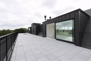 Prachtig hoog afwerkt luxe penthouse in hartje Mol. Het appartement biedt een inkom, ruime woonkamer met 2 terrassen, veel lichtinval, open keuken...