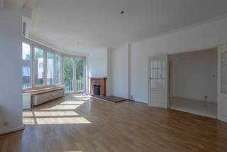 <p>Opgefrist appartement met 2 slaapkamers met grote kelder.<br />Gelegen op de tweede verdieping, bereikbaar met lift in een kleine residentie.</p><p></p><p>Dit gezellige twee kamerappartement bevindt zich in een rustige straat, nabij groenzone, maar wel met openbaar vervoer op wandelafstand. <br /><br />Bij binnenkomst kom je terecht in een ruime inkomhal met vestiairekast. De leefruimte is ruimtelijk en zeer lichtrijk dankzij de hoekligging.</p><p>De keuken is geinstalleerd en apart gelegen. Net zoals de badkamer, ramen en andere werd het appartement ca 18j terug volledig gerenoveerd en op heden andermaal opgefrist.</p><p><br />Het beschikt over twee comfortabele slaapkamers en een badkamer met douche in ligbad.</p><p></p><p>Inbegrepen in de prijs is één grote en privatieve kelderruimte.</p><p></p><p>EPC: 258 kWh/(m²jaar) – label E</p>