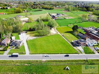 Gunstig gelegen perceel bouwgrond van 1646 m² voor vrijstaande woning te Heist-op-den-Berg.<br /><br /><span>De grond bevindt zich nabij centra met winkels, scholen, plaatselijke horeca en het openbaar vervoer binnen handbereik. Ook geniet u van een vlotte bereikbaarheid met omliggende gemeenten en vlakbij belangrijke invalswegen (N10 – Aarschot -Lier).</span><br /><br />Door de gunstige afmetingen is hier voldoende oppervlakte aanwezig zowel qua bouwvolume als tuin, dit met inbegrip van het achterliggende stukje agrarisch gebied.<br /><br />Mogelijkheid tot het plaatsen van een bijgebouw met een maximale grootte van 40 m². Plaatsing van een carport is tevens toegestaan.<br /><br />Zowel landelijke als moderne bouwconstructie mogelijk! Aanvullend ook complementaire functies, zoals kantoorfunctie, vrij beroep en dienstverlening toegestaan mits respecteren van de voorwaarden. Een absolute buitenkans met unieke zichtbaarheid.<br /><br />Dankzij de ruime bouwvoorschriften dewelke tal van mogelijkheden bieden kan u hier zorgeloos uw droomwoning bouwen.<br /><br />Bouwgrond is vrij van bouwverplichting!<br /><br />Aarzel niet om ons te contacteren voor verdere vrijblijvende informatie, plannen of bouwvoorschriften.<br />Interesse in een GRATIS SCHATTING van uw eigendom? Bel 015/36.35.34<br /> 