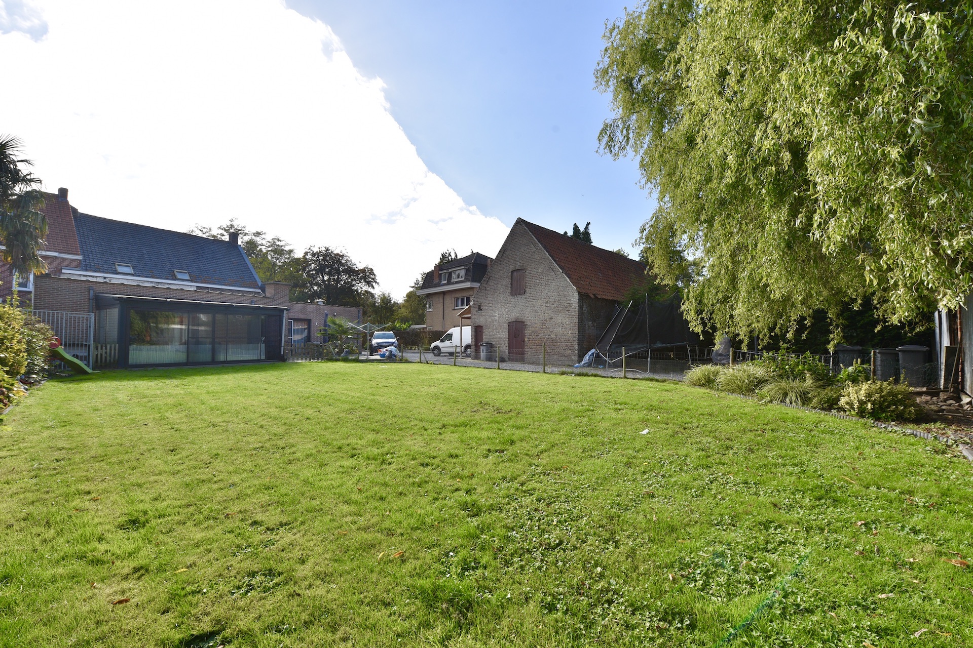 Woning met multifuncitonele ruimtes in de dorpskern met 5 slpk, tuin, gar, terras en schuur voor 379000 EUR! - foto 5