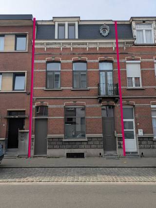 Wij stellen onze ruime, lichtrijke burgerwoning met statige gevel te koop. Het huis bevat tal van authentieke elementen (hoge plafonds,...