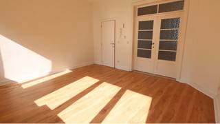 Vernieuwd 1-slaapkamerappartement met op een interessante en centrale ligging in het centrum van Oostende, vlakbij diverse winkels en openbaar vervoer.  **  + Zeer goede mobiscore  8,9 op 10!  **    **  Omvat een inkom, ruime lichtrijke living, keuken, ruime slaapkamer, badkamer met douche en wastafel, afzonderlijk toilet.  #leukwonen #oostende  **    **  Beschikbaar  1 maart 2026