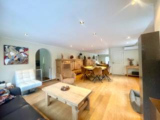 <p><strong>Te koop: luxe halfopen woning nabij het centrum van Menen en vlak bij het park.</strong></p>

<p>Deze woning uit 1990 biedt een aangename combinatie van rust en bereikbaarheid. Met een ruime zuidwestgerichte tuin geniet u van veel buitenruimte en zon. De veranda met zonnewering maakt het mogelijk om het hele jaar door van de tuin te genieten.</p>

<p><strong>Belangrijkste ruimtes:</strong><br />• Inkomhal<br />• Living met veel lichtinval<br />• Volledig uitgeruste keuken met inductiekookplaat, oven, microgolf, koelkast, vaatwasser en dampkap<br />• Badkamer met inloopdouche, toilet<br />• Berging<br />• Apart toilet<br />• Zuidwestgerichte tuin (430 m²)<br />• Garage<br />• Kruipzolder<br />• Tuinhuis<br />• Veranda met zonnewering<br />• 3 slaapkamers</p>

<p><strong>Troeven:</strong><br />• Ruime zuidwestgerichte tuin van 430 m²<br />• Nabij het centrum en vlak bij het park<br />• Veranda met zonnewering voor optimaal buitencomfort</p>

<p>Neem vandaag nog contact op met uw ERA-makelaar voor een bezoek.</p>

<p>JOUW DROOMHUIS. ZO GEVONDEN!</p>